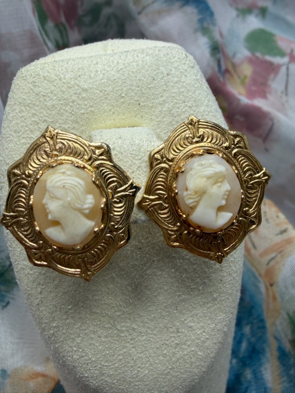 Vintage Glass Cameo Screw back Earrings #350UE